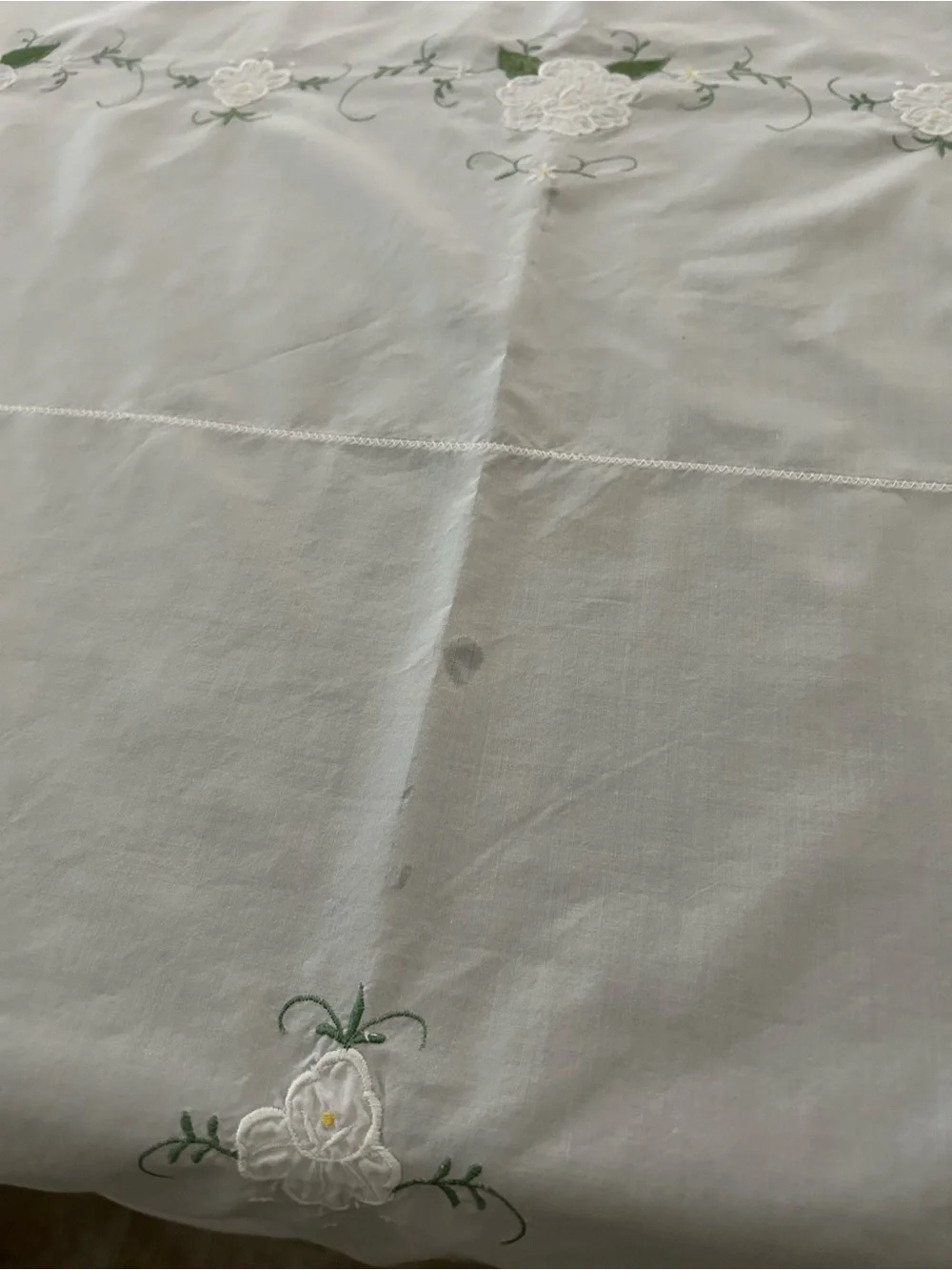 Vintage Floral Embroidered Tablecloth 98x64 AND Set of 14 Napkins White Elegant